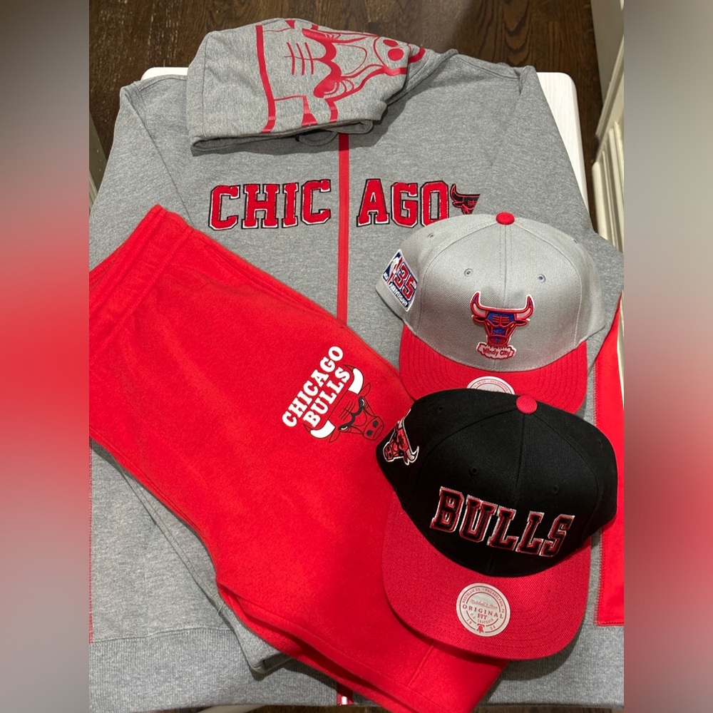 Chicago Bulls Men's Sweatshirt M, Sweatpants S & 2 Hats